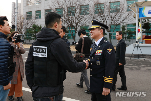 【울산=뉴시스】안정섭 기자 = 7일 울산지방경찰청에서 형사기동대 발대식이 열린 가운데 박건찬 울산경찰청장(오른쪽)이 한 기동대원과 악수를 하고 있다. 2019.03.07. (사진=울산지방경찰청 제공) photo@newsis.com