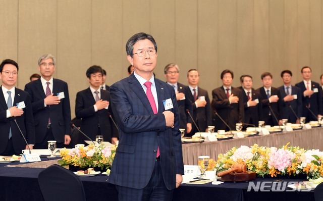 【부산=뉴시스】 하경민 기자 = 7일 오후 부산 부산진구 롯데호텔 3층 크리스탈볼룸에서 열린 2019년도 제1차 전국 국·공립대학교 총장협의회에 참석한 각 대학 총장들이 국민의례를 하고 있다.&nbsp; 이날 행사에는 협의회원인 전국 국·공립대 41곳 중 38곳의 총장들이 참석, 최근 대학의 당면 현안과 고등교육 발전방안 등을 논의했다. 2019.03.07. (사진=부경대 제공)&nbsp; yulnetphoto@newsis.com&nbsp; 