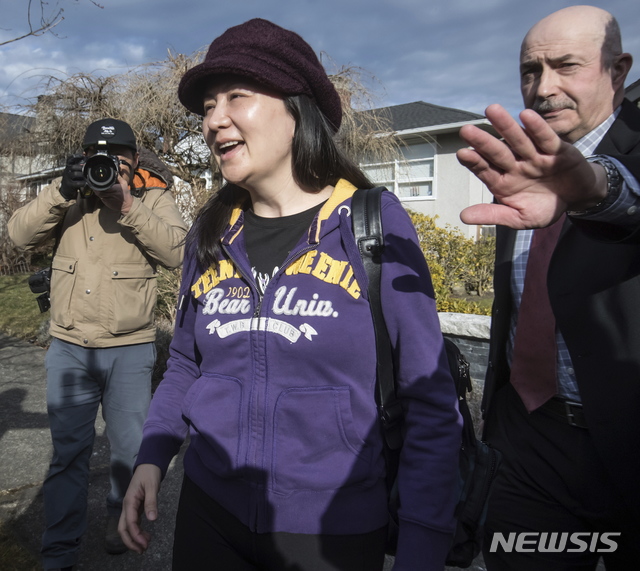 【밴쿠버=AP/뉴시스】멍완저우 화웨이 최고재무책임자(CFO) 겸 부회장이 6일(현지시간) 캐나다 밴쿠버의 브리티시컬럼비아 대법원에서 열린 '범죄인 인도 심리' 출석을 위해 환한 모습으로 집을 나서고 있다. 이날 심리에서 멍 부회장의 변호인 측은 미·중 무역전쟁 와중에 일어난 멍 부회장의 체포가 '정치적 목적'이라는 주장을 우회적으로 피력했다고 현지 언론이 전했다. 2019.03.07.