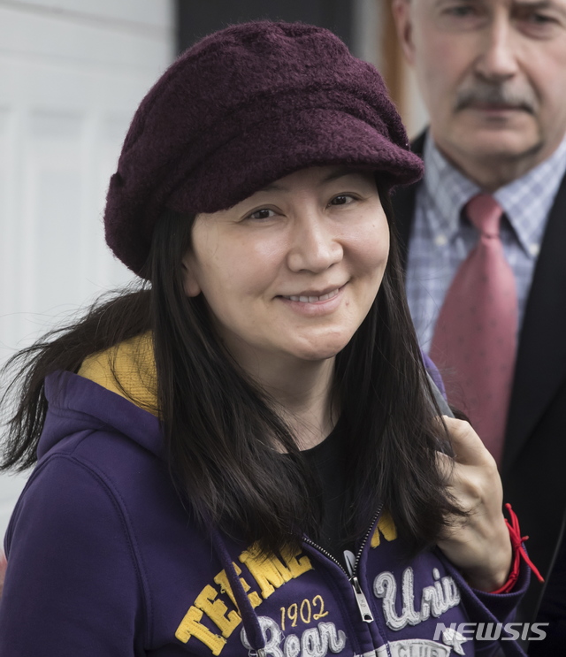 【밴쿠버=AP/뉴시스】멍완저우 화웨이 최고재무책임자(CFO) 겸 부회장이 6일(현지시간) 캐나다 밴쿠버의 브리티시컬럼비아 대법원에서 열린 '범죄인 인도 심리' 출석을 마치고 귀가하고 있다. 이날 심리에서 멍 부회장의 변호인 측은 미·중 무역전쟁 와중에 일어난 멍 부회장의 체포가 '정치적 목적'이라는 주장을 우회적으로 피력했다고 현지 언론이 전했다. 2019.03.07.