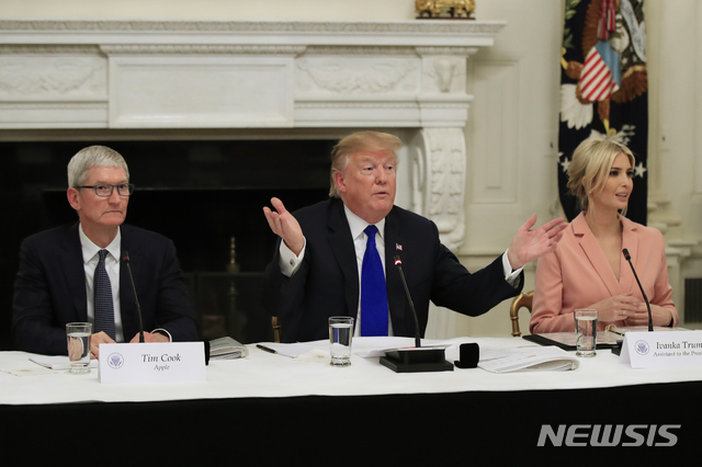 【워싱턴=AP/뉴시스】 도널드 트럼프 미국 대통령(가운데)이 6일(현지시간) 백악관에서 열린 미 노동력정책자문위원회 회의에서 발언하고 있다. 이방카 트럼프 백악관 선임고문(오른쪽)과 팀 쿡 애플 최고경영자(CEO)도 회의에 참석했다. 2019.3.7