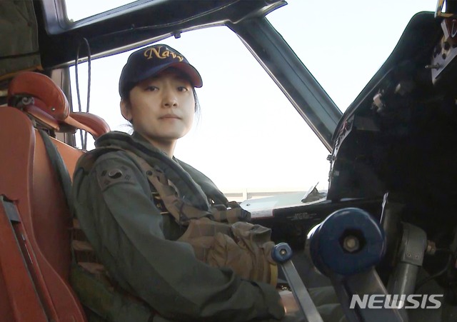 【서울=뉴시스】해군 최초 해상초계기 여군 교관조종사 이주연 소령(진)이 P-3 해상초계기 조종석에서 해양수호 임무 완수를 다짐하고 있다. 이 소령은 오는 13일부터 정식 교관 조종사로서 후배 조종사를 양성하게 된다. 2019.03.07. (사진=해군 제공) photo@newsis.com