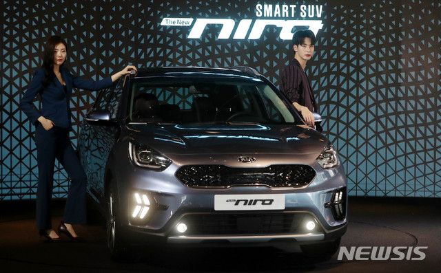 【서울=뉴시스】추상철 기자 = 7일 오전 서울 강남구 BEAT360에서 모델이 기아자동차의 신차 '더 뉴 니로'를 선보이고 있다. 더 뉴 니로에는 첨단 주행 기술인 '드라이브 와이즈'와 차로유지보조, 고속도로주행보조, 스마트 크루즈 컨트롤 정차 및 재출발 기능 등이 적용됐다. 2019.03.07. scchoo@newsis.com