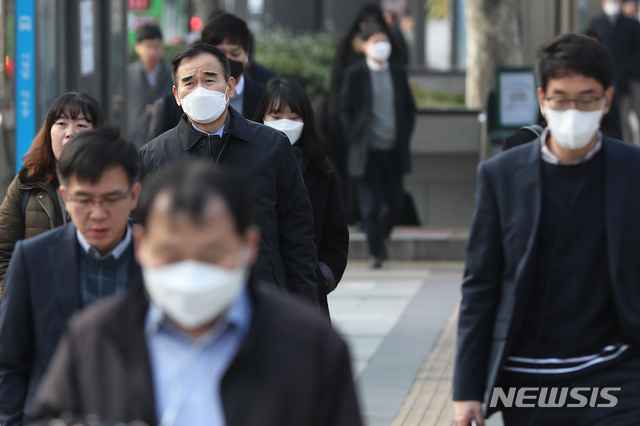 【천안=뉴시스】마스크를 쓰고 출근하고 있는 시민들. 뉴시스DB.