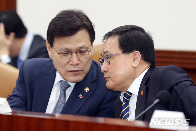 【서울=뉴시스】김병문 수습기자 = 유영민(오른쪽) 과학기술정보통신부 장관이 7일 오전 서울 종로구 정부서울청사 화상회의실에서 열린 국정현안점검조정회의에 참석해 최종구 금융위원장과 대화를 나누고 있다. 2019.03.07. dadazon@newsis.com