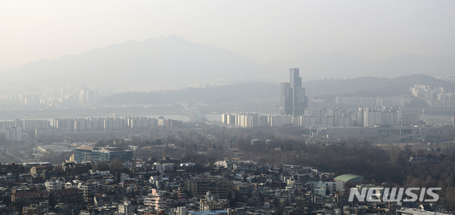 【서울=뉴시스】최진석 기자 = 서울 미세먼지 농도가 보통 수준을 보이고 있는 지난 7일 오전, 서울 도심의 시야가 비교적 트여 있다. 2019.03.07. myjs@newsis.com