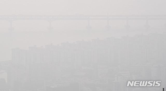 【부산=뉴시스】 하경민 기자 = 7일 오전 부산 수영구 금련산 전망대에서 바라본 부산도심이 초미세먼지와 연무에 뒤덮여 있다. 부산 16개 구·군 전 지역에 사흘째 '초미세먼지(PM-2.5) 주의보'가 발효 중이다. 지역별 초미세먼지 농도(오전 9시 기준)는 ㎥당 부산북항 133㎍, 사상구 132㎍, 동래구 119㎍, 금정구 112㎍, 서구 111㎍, 영도구 110㎍ 등을 기록 중이다. 2019.03.07. yulnetphoto@newsis.com