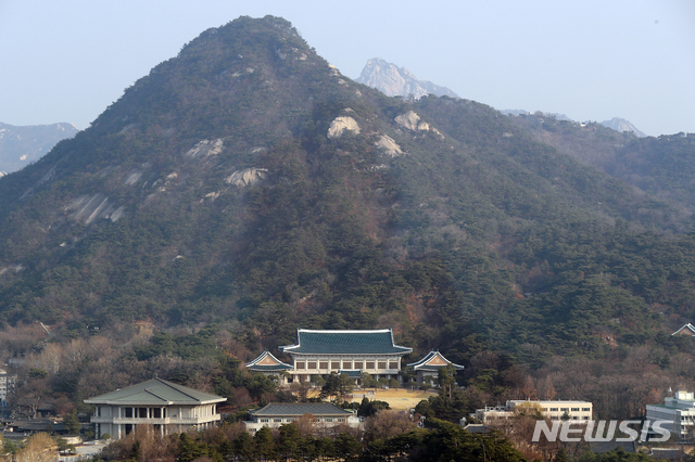 【서울=뉴시스】김병문 수습기자 = 서울의 미세먼지와 초미세먼지 농도가 보통을 보인 7일 오전 서울 종로구 정부서울청사에서 바라본 청와대가 선명하게 보이고 있다. 2019.03.07.  dadazon@newsis.com