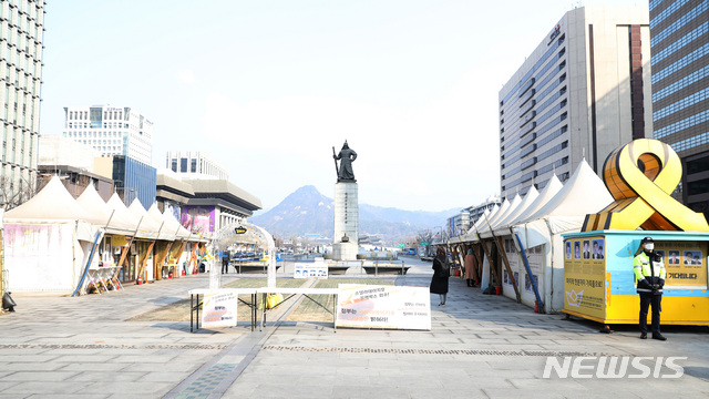 【서울=뉴시스】박미소 수습기자 = 세월호 유가족들이 세월호 천막을 다음주 중으로 자진 철거할 예정인 것으로 알려진 7일 오전 서울 종로구 광화문 광장에 설치된 세월호 천막의 모습. 7일 서울시가 광화문광장에 새롭게 조성할 세월호 참사 추모 '기억공간' 설치안을 승인하면서 1천 700일 만에 세월호 유가족이 광화문 세월호 광장을 자진철거할 예정이다. 서울시는 세월호 참사 5주기를 맞이해 다음달 16일 전에 시민에 '기억공간'을 시민에 공개할 예정이다. 2019.03.07. misocamera@newsis.com