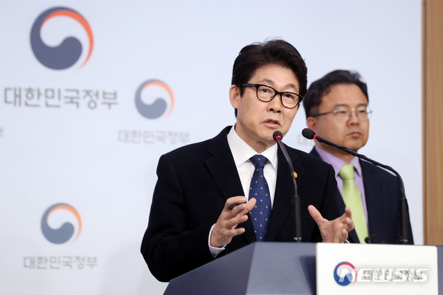 【서울=뉴시스】김병문 수습기자 = 조명래 환경부 장관이 7일 오전 서울 종로구 정부서울청사 별관 브리핑실에서 고농도 미세먼지 긴급조치 강화에 대한 브리핑을 하고 있다. 2019.03.07.&nbsp; dadazon@newsis.com