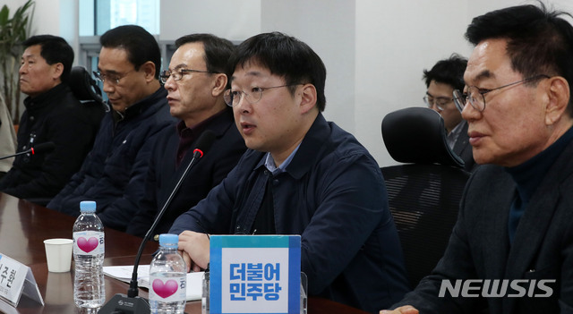 【서울=뉴시스】홍효식 기자 = 7일 오전 서울 여의도 국회 의원회관에서 열린 택시-플랫폼 사회적대타협기구 전체회의에서 카카오 모빌리티 정주환 대표가 모두발언을 하고 있다. 왼쪽부터 전국민주택시노동조합연맹 구수영 위원장, 전국택시노동조합연맹 강신표 위원장, 전국개인택시운송사업조합연합회 박권수 회장, 카카오 정주환 대표, 전국택시운송사업조합연합회 박복규 회장. 2019.03.07. yesphoto@newsis.com