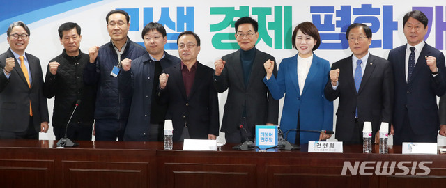 【서울=뉴시스】홍효식 기자 = 7일 오전 서울 여의도 국회 의원회관에서 열린 택시-플랫폼 사회적대타협기구 전체회의에서 더불어민주당 전현희 택시-카풀 TF 위원장, 택시 4개단체 대표자, 카카오 대표자 등이 파이팅을 외치고 있다. 오른쪽부터 더불어민주당 택시-카풀 TF 심기준, 윤후덕 위원, 전현희 위원장, 전국택시운송사업조합연합회 박복규 회장, 전국개인택시운송사업조합연합회 박권수 회장, 카카오 모빌리티 정주환 대표, 전국택시노동조합연맹 강신표 위원장, 전국민주택시노동조합연맹 구수영 위원장, 국토교통부 손명수 교통물류실장. 2019.03.07.&nbsp; yesphoto@newsis.com