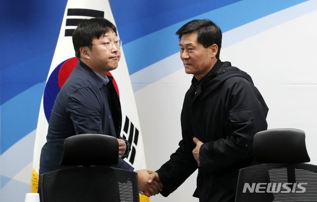 【서울=뉴시스】홍효식 기자 = 7일 오전 서울 여의도 국회 의원회관에서 열린 택시-플랫폼 사회적대타협기구 전체회의에서 전국민주택시노동조합연맹 구수영(오른쪽) 위원장과 카카오 모빌리티 정주환 대표가 악수하고 있다. 2019.03.07.&nbsp; yesphoto@newsis.com