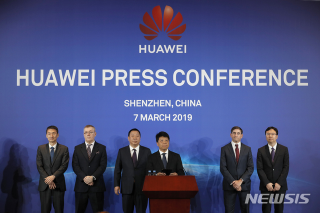 【선전(중 광둥성)=AP/뉴시스】7일 중국 광동성 선전시 화웨이 본사에서 기자회견이 열리고 있다. 이날 화웨이가 자사 제품의 사용을 금지한 미국의 결정이 부당하다는 소송을 화웨이 미국 본부가 있는 텍사스 연방 법원에 제기했다고 공식 발표했다. 2019.03.07