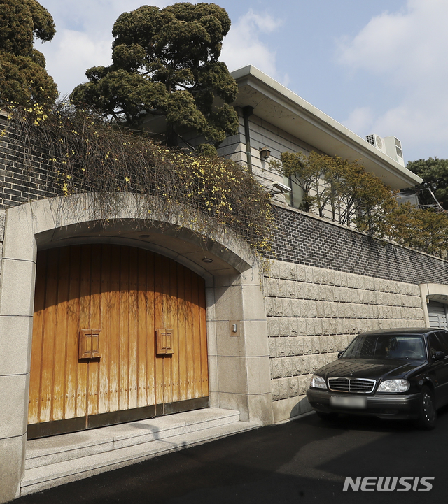 【서울=뉴시스】최진석 기자 = 전두환 전 대통령 측이 추징금을 내지 않아 서울 연희동 자택이 공매로 넘어갈 위기에 놓이자 소송을 냈다. 사진은 지난 7일 오전 서울 연희동 전 전 대통령의 자택. 2019.03.07. myjs@newsis.com