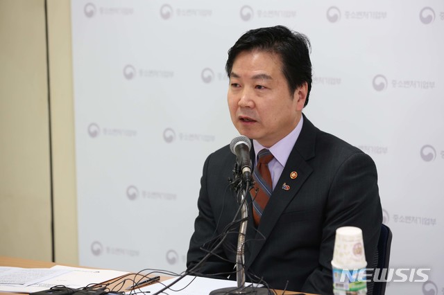 [서울=뉴시스] 홍종학 전 중소벤처기업부 장관. (사진=뉴시스 DB). photo@newsis.com