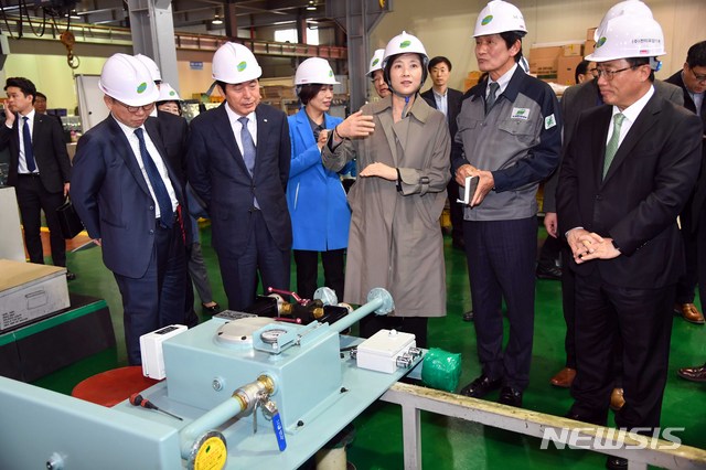 【부산=뉴시스】 하경민 기자 = 유은혜 사회부총리 겸 교육부장관이 7일 오후 부산 사상구 한미유압기계를 방문, 김석준 부산시교육감과 허용도 부산상의 회장, 심상균 부산경영자총협회 회장 등과 함께 공장을 둘러보고 있다. 2019.03.07. yulnetphoto@newsis.com