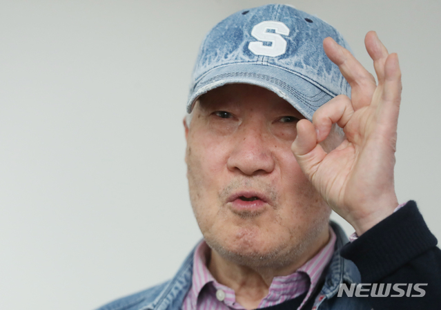 【서울=뉴시스】조수정 기자 = 한국 아방가르드 사진 선구자인 황규태 작가가 7일 오후 서울 소격동 아라리오갤러리 서울 삼청에서 개최한 개인전 '픽셀(Pixel)' 전시 간담회에서 작품에 대해 설명하고 있다. 황규태 '픽셀' 사진전은 7일부터 4월 21일까지 열린다. 2019.03.07. chocrystal@newsis.com