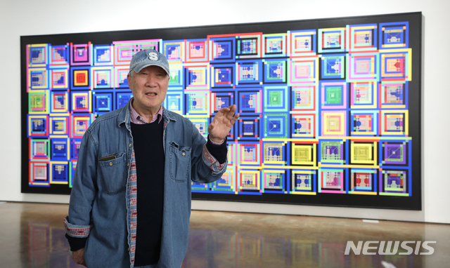 【서울=뉴시스】조수정 기자 = 한국 아방가르드 사진 선구자인 황규태 작가가 7일 오후 서울 소격동 아라리오갤러리 서울 삼청에서 개최한 개인전 '픽셀(Pixel)' 전시 간담회에서 작품에 대해 설명하고 있다. 황규태 '픽셀' 사진전은 7일부터 4월 21일까지 열린다. 2019.03.07. chocrystal@newsis.com