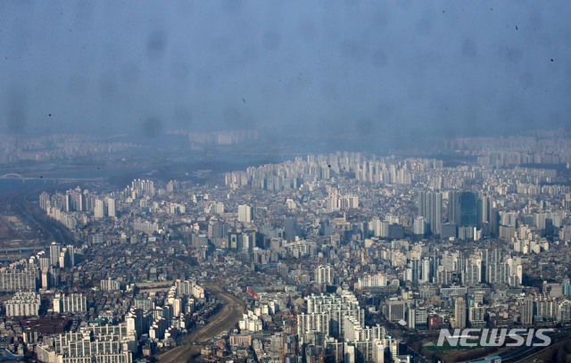 【서울=뉴시스】 고범준 기자 = 일주일 넘게 말썽을 부리던 미세먼지가 조금씩 걷히고 있는 7일 오후 서울 송파구에서 바라본 서울 도심이 보이고 있다. 앞으로 바람이 점점 더 강해지면서 차차 먼지가 흩어지겠고 내일은 일부 충청과 전북을 제외하고는 대부분 보통 수준을 나타내겠다. 2019.03.07. bjko@newsis.com