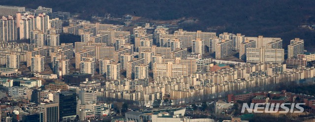 【서울=뉴시스】 고범준 기자 = 지난달 서울 송파구에서 바라본 서울의 아파트 단지 모습. 2019.03.07. bjko@newsis.com