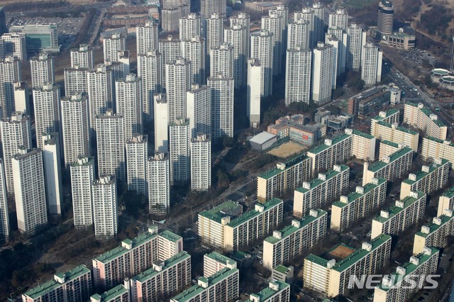 【서울=뉴시스】 고범준 기자 = 서울 강남 지역의 전세 공급 부족 정도를 보여주는 지표가 10년 만에 최저 수준으로 떨어졌다. 사진은 7일 오후 서울 송파구에서 바라본 서울의 아파트 단지 모습. 2019.03.07. bjko@newsis.com