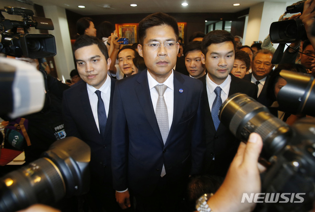 【방콕=AP/뉴시스】태국 법원이 7일 야당 타이 락사 차트당에 대해 해산을 명령했다. 사진은 이날 방콕에 있는 당사를 출발해 법원으로 향하는 당 지도부의 모습. 2019.03.06 