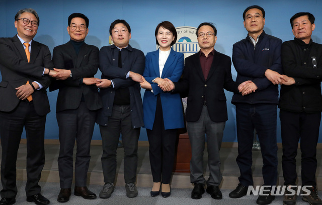 【서울=뉴시스】박영태 기자 = 7일 오후 서울 영등포구 여의도 국회 정론관에서 열린 택시-플랫폼 사회적대타협기구 기자회견에서 전현희 더불어민주당 택시카풀 TF위원장, 정주환 카카오모빌리티 대표 등 참석자들이 합의문 발표 후 손을 잡고 기념촬영을 하고 있다. 2019.03.07.since1999@newsis.com