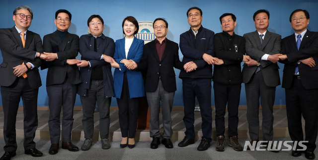 【서울=뉴시스】박영태 기자 = 7일 오후 서울 영등포구 여의도 국회 정론관에서 열린 택시-플랫폼 사회적대타협기구 기자회견에서 전현희 더불어민주당 택시카풀 TF위원장, 정주환 카카오모빌리티 대표 등 참석자들이 합의문 발표 후 손을 잡고 기념촬영을 하고 있다. 2019.03.07. since1999@newsis.com