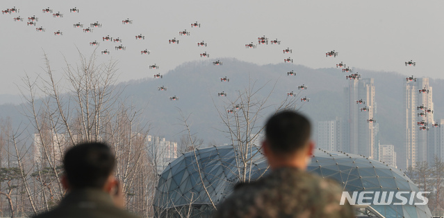 【세종=뉴시스】강종민 기자 = 지난 7일 세종시 어진동 정부세종컨벤션센터와 세종호수공원에서 '공공수요 확산을 위한 드론 규제 샌드박스 박람회'가 열린 가운데 드론 100대가 펼치는 군집비행을 관람객들이 살펴보고 있다. 2019.03.07. ppkjm@newsis.com