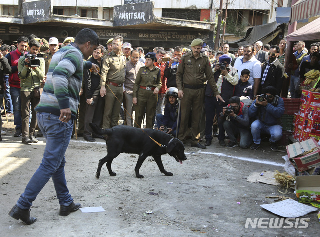 【잠무(잠무카슈미르)=AP/뉴시스】7일(현지시간) 인도 북부 잠무카슈미르주 잠무에 있는 한 버스정류장에서 수류탄 폭발사고가 발생해 최소 18명이 부상했다. 경찰이 사건 현장에서 탐지견을 동원해 수색작업을 벌이고 있다.2019.03.07.