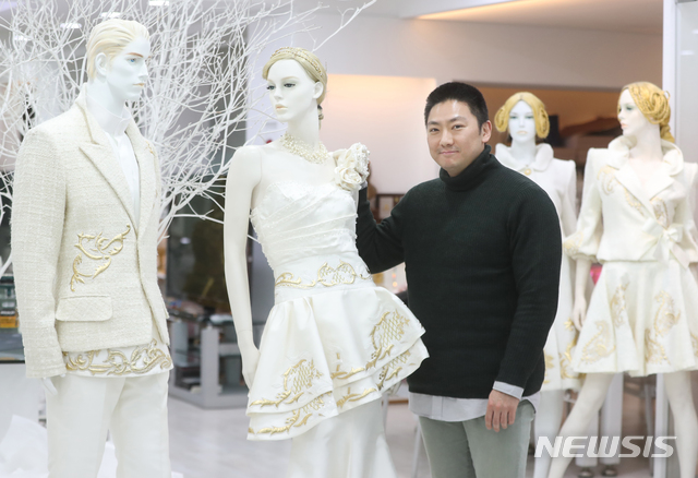 [서울=뉴시스] 조수정 기자 = 앙드레김 디자인 아뜰리에 김중도 대표가 7일 오후 서울 강남구 논현동 사옥에서 뉴시스와 인터뷰에 앞서 포즈를 취하고 있다. 2019.03.08. chocrystal@newsis.com