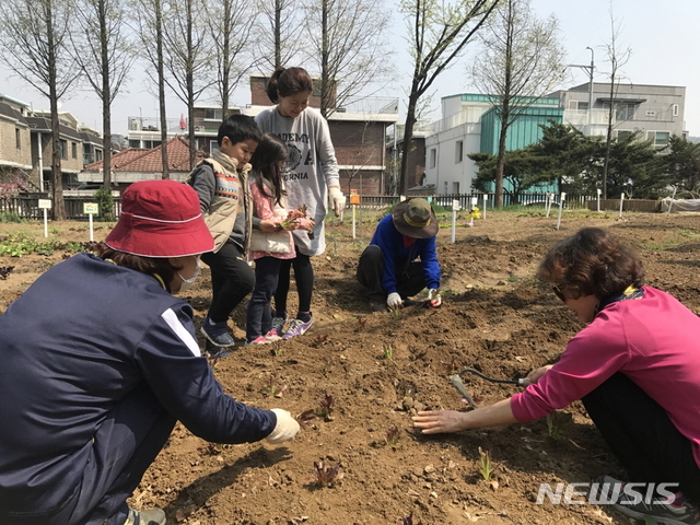 【서울=뉴시스】 서울어린이대공원 텃밭프로그램. 2019.03.08. (사진= 서울시 제공)