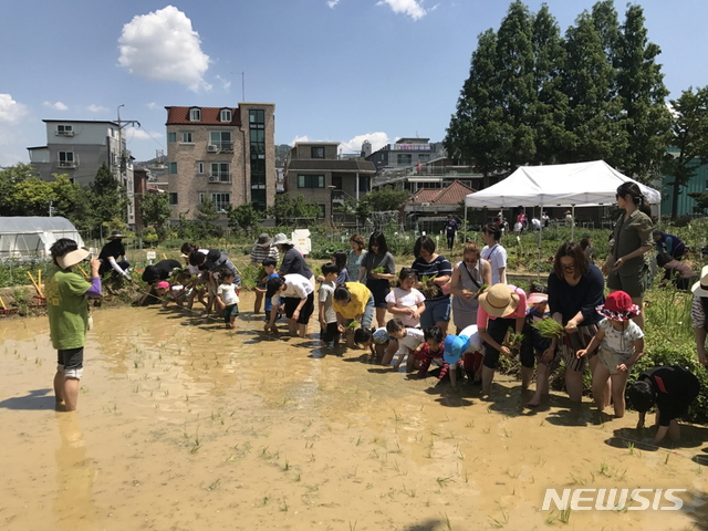 【서울=뉴시스】 서울어린이대공원 텃밭프로그램. 2019.03.08. (사진= 서울시 제공)