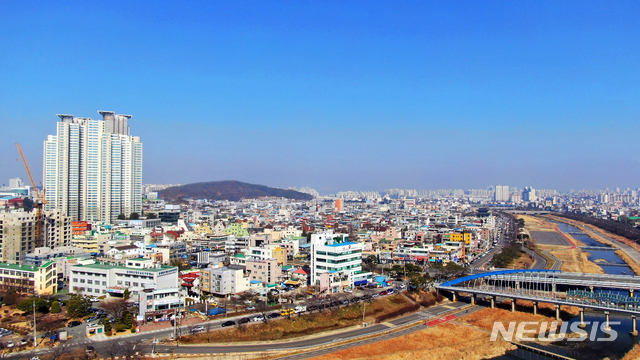 【청주=뉴시스】인진연 기자 = 전국 대부분 지역에서 하늘을 뿌옇게 만들었던 최악의 미세먼지가 물러난 지난 8일 오전 충북 청주 무심천에서 바라본 청주도심 일대가 파란 하늘과 조화를 이루고 있다. 2019.03.08inphoto@newsis.com