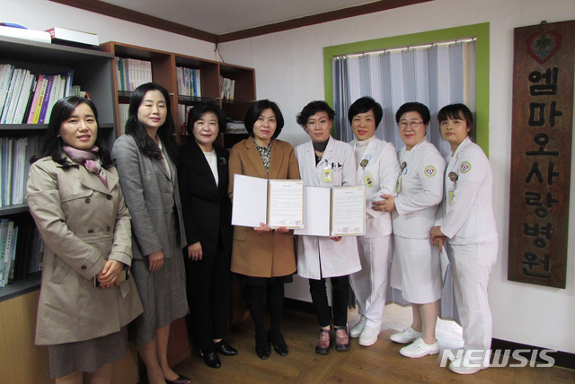 【전주=뉴시스】윤난슬 기자 = 전주비전대학교 간호학부는 전주 엠마오 사랑병원과 연구개발 활동 및 기술정보의 교류, 현장 실습 및 견학, 취업 연계 등 산학협력 활성화를 위한 산학협약을 체결했다고 8일 밝혔다. 2019.03.08.(사진=전주비전대 제공) photo@newsis.com