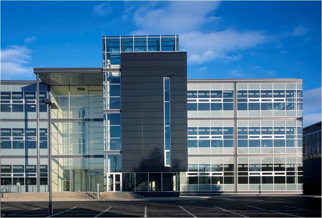 【서울=뉴시스】영국 스코틀랜드 수도인 에든버러에 위치한 사무용 빌딩 전경. 현대자산운용은 이 건물을 기초자산으로 '현대유퍼스트부동산투자신탁25호[파생형]'을 출시해 지난달 25일부터 약 330억원을 공모했다. 그 결과 모집 마감일인 지난 7일 '완판'에 성공했다. (사진=현대자산운용 제공)