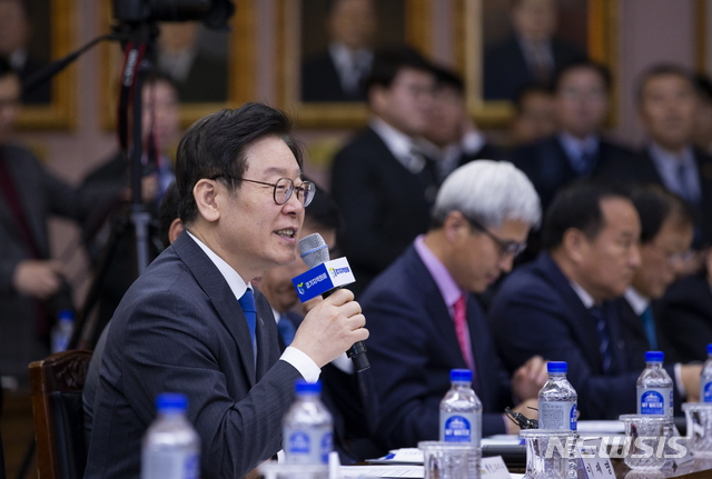 【수원=뉴시스】박다예 기자 = 이재명 경기도지사가 8일 오전 도청 제1회의실에서 열린 '더불어민주당-경기도 예산정책협의회'에서 발언하고 있다. 2019.03.08 (사진 = 경기도 제공)pdyes@naver.com