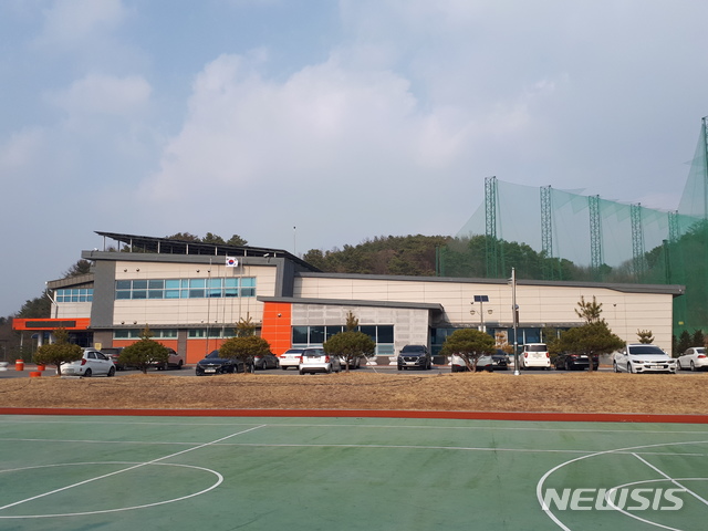 【진안=뉴시스】한훈 기자 =전북 진안군이 2019년 문화체육관광부의 ‘생활체육시설 확충지원 공모사업’에 선정됐다. 사진은 공모사업에 선정돼 개보수사업이 추진될 진안읍의 국민체육센터 전경이다.2019.03.08.(사진=진안군 제공) photo@newsis.com 