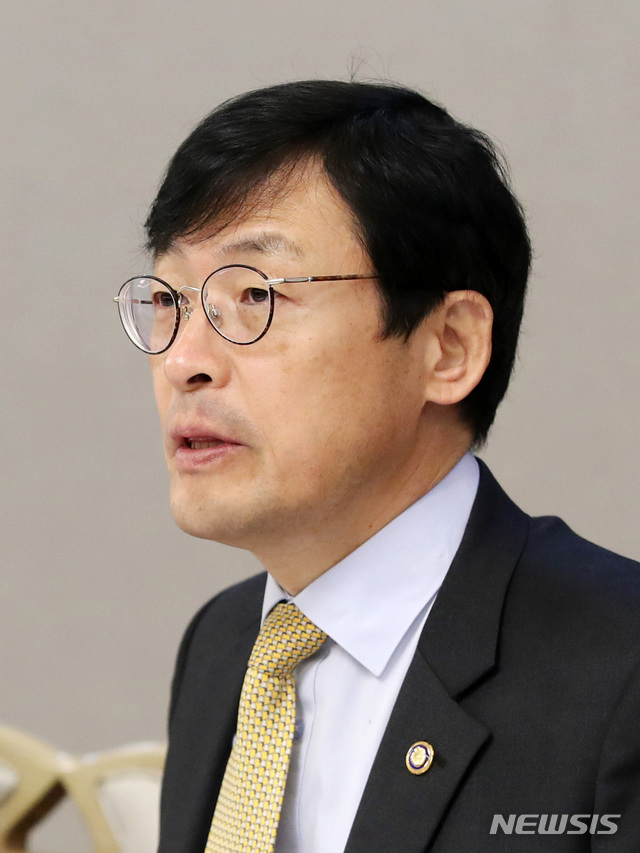 【서울=뉴시스】박미소 수습기자 = 이호승 기획재정부 제1차관이 8일 오전 서울 종로구 정부서울청사에서 열린 '제3차 물가관계차관회의 및 제 5차 혁신성장 전략점검회의'에서 모두발언을 하고 있다. 이날 열린 회의에서는 가공식품 동향 및 대응방향, 규제입증책임전환 시범추진결과 및 확산방안을 논의한다. 2019.03.08. misocamera@newsis.com