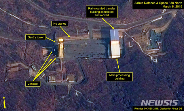 【워싱턴=AP/뉴시스】6일(현지시간) 북한 전문 매체 38노스는 북한 서해 미사일 발사장 위성 사진 분석을 통해 발사장 복원 움직임이 감지됐다고 전했다. 이번 복원 감지는 지난 2월 28일 결렬된 북미정상회담 이후 진행된 것이어서 북한이 미국을 압박하기 위한 카드라는 분석도 있다. 이에 대해 트럼프 대통령은 "다소 실망스럽다"고 말했으며 존 볼턴 백악관 국가안보보좌관은 "북한이 미사일 활동을 시작했다고 단정 짓기엔 아직 이르다"고 밝혔다. 2019.03.08.