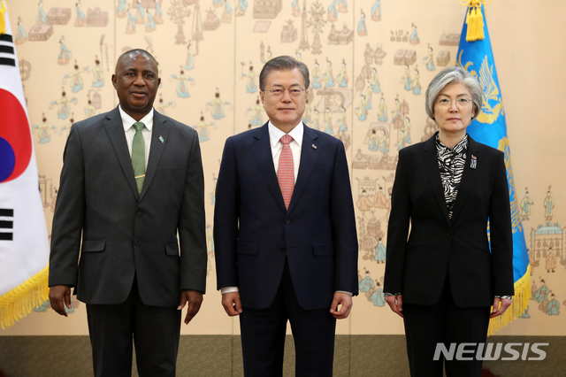 【서울=뉴시스】박진희 기자 = 문재인 대통령이 8일 청와대 본관에서 카소스 지바오 마타이(Kathos Jibao Mattai) 주한 시에라리온 대사 신임장 제정식을 마치고 기념촬영을 하고 있다. 오른쪽은 강경화 외교부 장관. 2019.03.08. pak7130@newsis.com