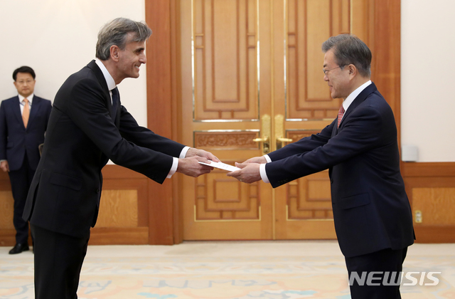 【서울=뉴시스】박진희 기자 = 문재인 대통령이 8일 청와대 본관에서 후안 이그나시오 모로 비야시안 주한 스페인 대사와 신임장 제정식을 하고 있다. 2019.03.08. pak7130@newsis.com