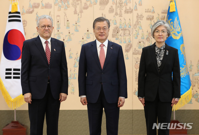 【서울=뉴시스】박진희 기자 = 문재인 대통령이 8일 청와대 본관에서 엔리께 움베르또 살라사르 까라바요(Enrique Humberto SALAZAR Caraballo) 주한 도미니카공화국 대사 신임장 제정식을 마치고 기념촬영을 하고 있다. 오른쪽은 강경화 외교부 장관. 2019.03.08. pak7130@newsis.com