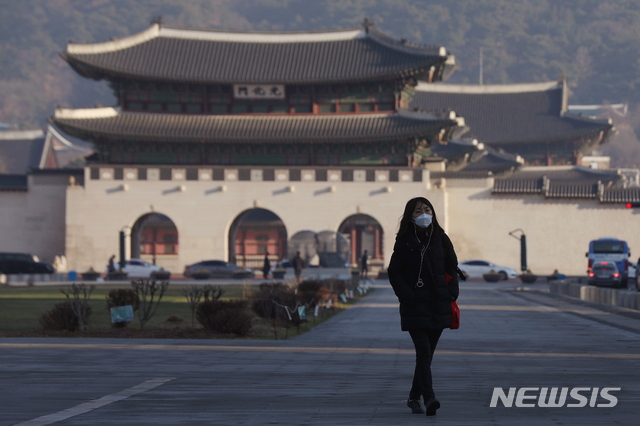 【서울=뉴시스】김병문 수습기자 = 미세먼지 농도 '보통' 수준을 보이는 8일 오전 서울 종로구 광화문광장 일대에서 마스크를 착용한 시민 뒤로 광화문이 선명하게 보이고 있다. 2019.03.08.  dadazon@newsis.com