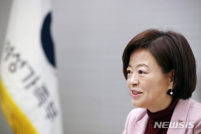 【서울=뉴시스】박미소 수습기자 = 진선미 여성가족부 장관이 세계 여성의 날 111주년을 맞아 8일 오전 서울 종로구 정부서울청사에서 열린 여성노동자와의 간담회에서 인사말을 하고 있다. 2019.03.08. misocamera@newsis.com