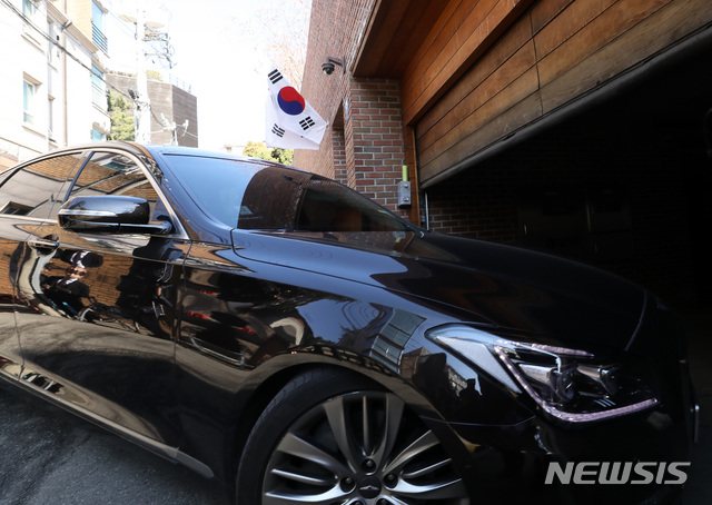 【서울=뉴시스】이윤청 수습기자 = 이명박 전 대통령이 변호인단과 만나 본격적으로 재판준비에 들어갈 예정인 8일 서울 강남구 이 전 대통령 사저로 변호인단의 차량이 들어서고 있다. 2019.03.08.  radiohead@newsis.com