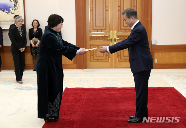 【서울=뉴시스】박진희 기자 = 문재인 대통령이 8일 청와대 본관에서 디나라 케멜로바(Dinara KEMELOVA) 주한 키르기즈 대사와 신임장 제정식을 하고 있다. 2019.03.08. pak7130@newsis.com