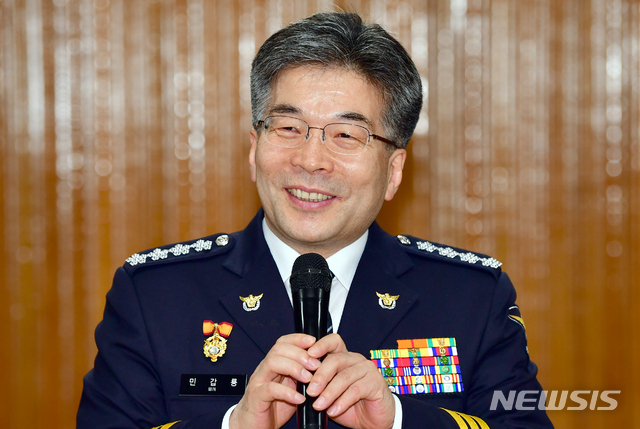 【광주=뉴시스】류형근 기자 = 민갑룡 경찰청장이 8일 오전 광주 북구 북부경찰서 강당에서 열린 이광행 경위 특진 임용식에 참석해 인사말을 하고 있다. 이 경위 등 경찰은 지난해 11월 "조직원이 광주지역 조폭에게 폭행을 당했다"는 이유로 원정 복수에 나선 수도권 지역 7개파 35명을 붙잡았다. 2019.03.08. hgryu77@newsis.com