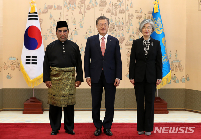 【서울=뉴시스】박진희 기자 = 문재인 대통령이 8일 청와대 본관에서 모하마드 아쉬리 무다(Dato’Mohd ASHRI bin Muda) 주한 말레이시아 대사 신임장 제정식을 마치고 기념 촬영을 하고 있다. 오른쪽은 강경화 외교부 장관. 2019.03.08. pak7130@newsis.com